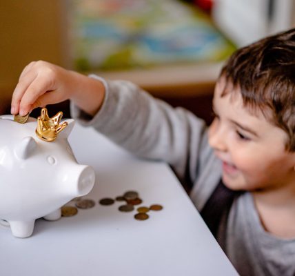 jak nauczyć dziecko oszczędzać pieniądze