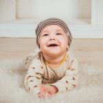 Kiedy dziecko zaczyna raczkować?