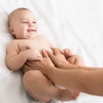 Masaż antykolkowy niemowlęcia